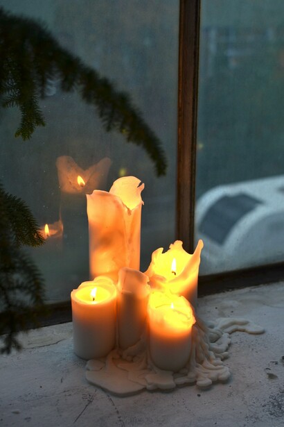 Velas acesas; Por que é que existe a luz
em vez das trevas?