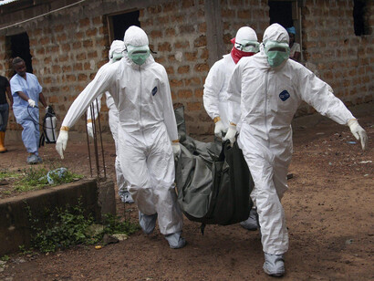 Transportando a una víctima del ébola en África