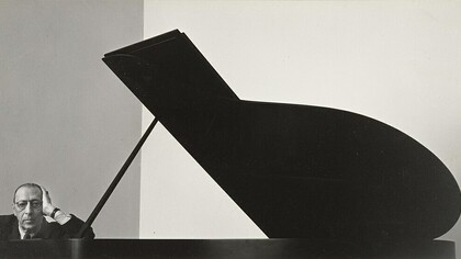 Igor Stravinsky con il pianoforte, foto di Arnold Newman, (1946)