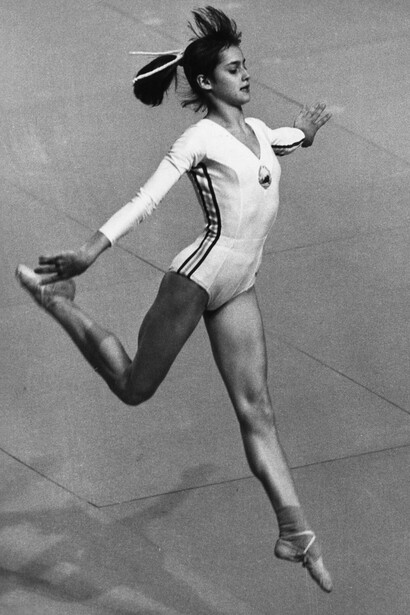 Nadia Comaneci realizando su ejercicio