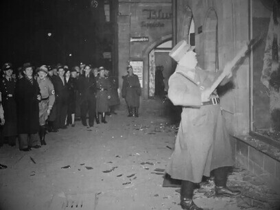 Imagen de un álbum de fotografías inéditas que en su día «perteneció a un militar judío estadounidense destinado en Alemania durante la Segunda Guerra Mundial» y que posteriormente fue donado al memorial Yad Vashem de Israel por sus descendientes. 
Núremberg, 9-10 de noviembre de 1938, Alemania