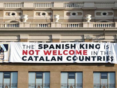 Pancarta desplegada en Barcelona el pasado 17 de agosto para recibir al rey