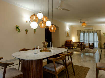 Oposite view of the room, highlighting the several lamps and wide spaces