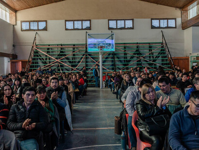 Las comunidades locales, especialmente las mapuches, han organizado asambleas en contra de la minería, creando la Unidad de Gestión Integrada de la Cuenca Huahuel Niyeo. Fotografía de Carolina Blumenkranc