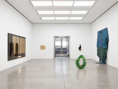 David Hammons and Jannis Kounellis, exhibition view. Courtesy of White Cube
