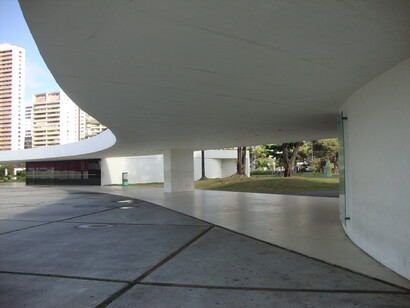 Parque Dona Lindu, perspectiva da marquise que faz a integração entre os blocos. Fotografia Andréa Franklin