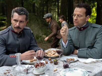 "Campo di battaglia" è un dramma intimo che esplora le tensioni familiari in un contesto di profonde differenze generazionali. Alessandro Borghi e Gabriel Montesi sono Stefano e Giulio, in una scena del film