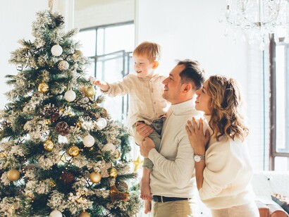Menino decora árvore de natal