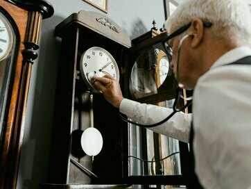 Médico ausculta relógio. Cada tic era um momento, cada tac, uma memória