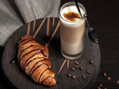 Poesia a colazione: “Quel silenzio a cui non rinuncerei mai a colazione assieme alla sigaretta dopo il caffè”, afferma Francesca Mazzotta