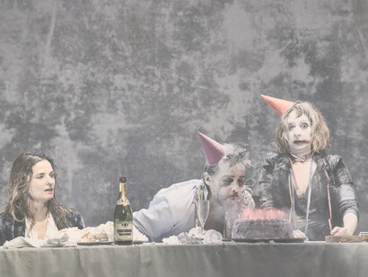 Alcuni componenti della compagnia del Théâtre de la Ville-Paris in un momento di “Ionesco Suite”. Protagonisti della pièce: Charles-Roger Bour, Céline Carrère, Jauris Casanova, Antonin Chalon, Sandra Faure, Stéphane Krähenbühl e Gerard Maille © Agathe Poupeney