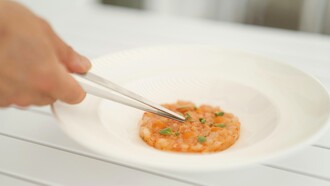 L’uso delle pinzette da cucina permette di posizionare ogni elemento con precisione millimetrica, trasformando il piatto in una composizione armoniosa