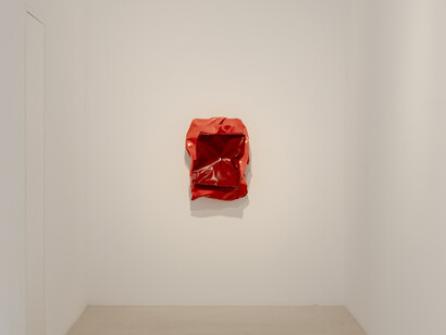 Ángela de la Cruz, Super bulto, vista de exhibición. Cortesía de Travesía Cuatro