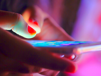 Acercamiento a una persona que utiliza su teléfono móvil. En el México de hoy lo que se requiere es una regulación social más efectiva de los medios