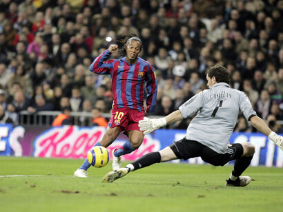 Ronaldinho bate a Iker Casillas durante su periodo en el F.C. Barcelona