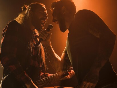 Os Beatles exemplificam como o rock n' roll não foi apenas um gênero musical, mas um movimento cultural que encapsulou as aspirações, ansiedades e esperanças da juventude dos anos 1960. Ao refletir e moldar a identidade cultural dos jovens, eles deixaram um legado duradouro que continua a influenciar gerações subsequentes. Suas músicas, repletas de energia e inovação, permanecem como testemunho da capacidade do rock n' roll de capturar a essência da experiência jovem e transformá-la em arte atemporal