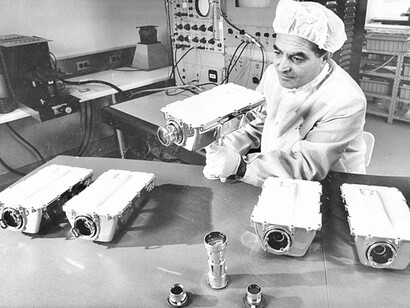 La Lunar camera della Westinghouse, insieme al suo progettista Stan Lebar