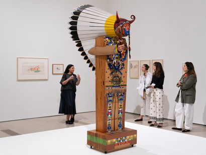Marisol, Cuando todo está por comenzar, vista de exhibición. Cortesía de Centro Botín