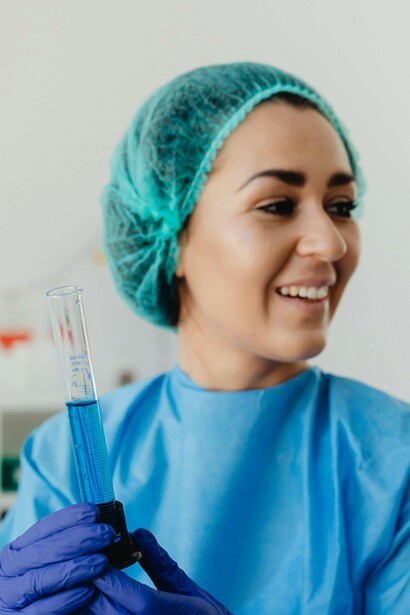 Analista con una muestra. Una estrategia de prueba efectiva en pandemias es un componente crítico para la protección de la salud pública a escala global