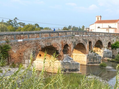 Il nome "Leproso" deriva probabilmente dalla vicinanza di un antico lebbrosario situato nei pressi del ponte durante il Medioevo. Benevento, Italia