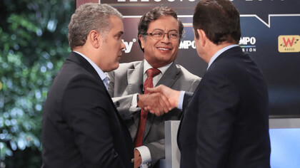 Petro saluda a Vargas Lleras en presencia de Duque