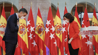 Sánchez y Ayuso durante una rueda de prensa tras conseguir salvar (momentáneamente) las discrepancias existentes en el otoño pasado