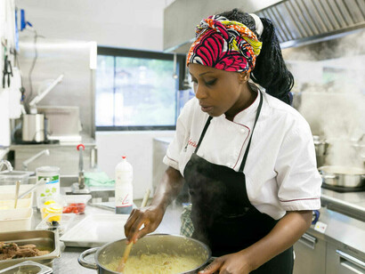 Victoire Gouloubi prepara una sua specialità