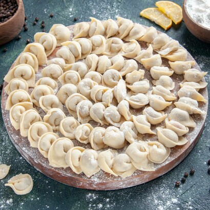 Tagliere con composizione di tortellini bolognesi 