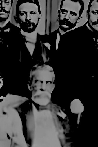 Joaquim Maria Machado de Assis (sentado)