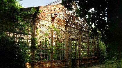 La serra risalente al 1871 di villa Maurogordato in stato di abbandono
