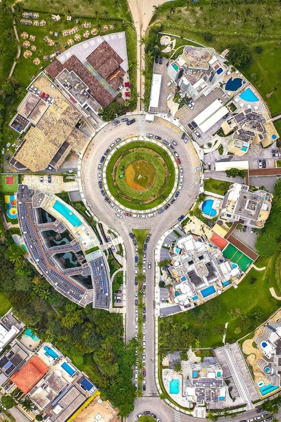 Designing resilient urban layouts with integrated green spaces