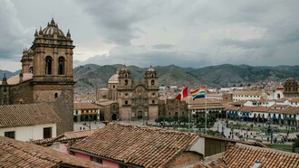 Cuzco, no Peru. Vale muito a pena seguir rumo ao norte em direção a Cuzco, o umbigo do mundo, a cidade fica no vale sagrado dos incas, e pode servir de base para depois seguir até o topo dos Andes e conhecer a inebriante Machu Picchu, mas não sem antes dar uma volta pelo umbigo e visitar locais como a Plaza de Armas, o Mercado Central San Pedro e se deliciar com um bom Ceviche, e também visitar o Templo Do Sol, além de muitos outros atrativos desta acolhedora cidade