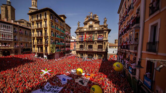 Multitud a la espera del «txupinazo» que marca el inicio de las fiestas de San Fermín, 2023, Pamplona, España