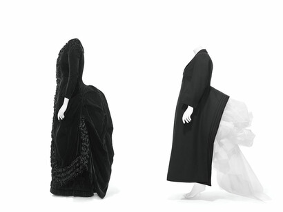 A sinistra, Walking Dress, di provenienza americana, ca. 1885; a destra, Yohji Yamamoto, Coat Autunno-Inverno 1986–87, in mostra al Metropolitan Museum of Art, New York