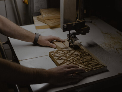 Laboratorio di falegnameria, lavorazione del legno. Se è vero che il tempo sembra essersi dilatato, dall’altro lato gli strumenti e le soluzioni per fare impresa si sono moltiplicati