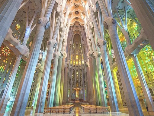 Sagrada Familia, Barcellona, Spagna. Oltre ad essere una meraviglia architettonica, la basilica è diventata un'icona di Barcellona, una meta imperdibile per i turisti e un simbolo di speranza e perseveranza per i cittadini
