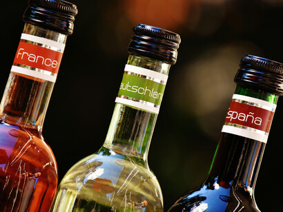 Entre los países mayormente productores de vino, se encuentran Francia, Italia y España; estos tres suman aproximadamente un 70% de la producción mundial