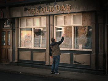 "The old oak" di Ken Loach. L'Old Oak è speciale, è l'unico luogo di incontro pubblico rimasto in una comunità di minatori un tempo fiorente.