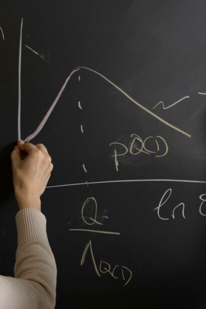 Simboli matematici su una lavagna: "... nell’universo esistono delle costanti, come la velocità della luce e la gravitazione"