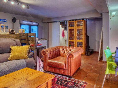 Sala de estar. Acredito que o acúmulo de memorias não seja o vilão, pessoas vivem e guardam experiências expõem suas viagens em fotos, sua afetividade em discos cansados de rodarem nas vitrolas, reaproveitam coisas usadas para outros usos, cuidam de plantas que necessariamente não precisam estar simetricamente alinhadas em jarros modernos, o importante é que não sejam sacrificadas para uma demonstração impecável e chata