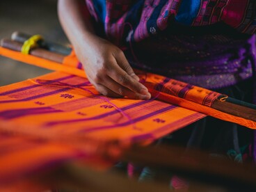 É impossível falar de moda latino-americana sem citar a força do artesanato. No Brasil, por exemplo, as rendeiras do Nordeste, os bordados do Vale do Jequitinhonha, o crochê das comunidades caiçaras e os tecidos de algodão agroecológico das cooperativas do sertão não são apenas produtos: são declarações vivas

