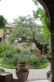 Giardino Palazzo Scroffa, entrata fiorita. Foto di Simonetta Sandri
