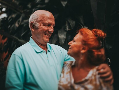 O casal demonstra proximidade e serenidade em um gesto de carinho. Assim como Valdemiro e Valdemira, algumas uniões parecem contrariar todas as expectativas
