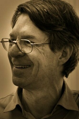 Alan Sokal (1955) publicó en 1997, junto a Jean Bricmont, el libro "Imposturas intelectuales", donde cuestionaron el uso de los conceptos provenientes de las ciencias físico-matemáticas fuera de su contexto