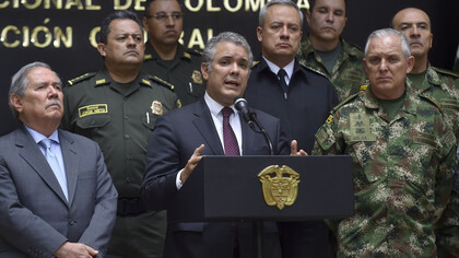 Duque y Botero con oficiales de la Policía y del Ejército