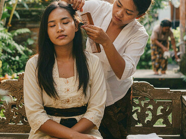 È proprio nella lentezza dei gesti, nella memoria delle tradizioni e nella presenza di chi si prende cura dell’altro che la bellezza dei capelli diventa un vero rituale di rinascita