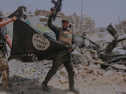 Militantes de Dáesh, el cual se originó en alianza con Al Qaeda, participando en la insurgencia iraquí después de que tropas de Occidente invadieran Irak en 2003