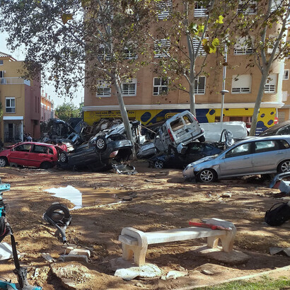 “DANA”-Phänomen (Akronym für “isoliertes Tief in großer Höhe”) in einer Gemeinde südlich von Valencia, Spanien, im November 2024. Autos wurden von den Wassermassen mitgerissen