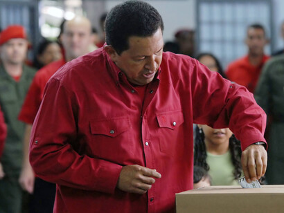 Chávez votando en 2007