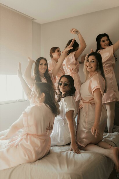 Noiva e madrinhas em dia da noiva. Lembre também de que as joias e acessórios devem ser um complemento, ou seja, evite usar peças que podem brigar com o seu look e deixar o visual desconectado de alguma forma. A minha dica é, se vai usar tons mais vibrantes, evite acessórios muito coloridos que fujam dos tons da sua roupa, mas se estiver com peças mais neutras como o bege, ou preto, adicione um ponto de cor e brilho sem medo, respeitando o estilo da sua roupa 

